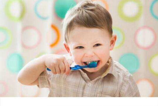 小孩刷牙要用牙膏吗 长牙就得用牙膏了！注意妥善控制牙膏的使用量！