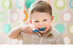 小孩刷牙要用牙膏吗 长牙就得用牙膏了！注意妥善控制牙膏的使用量！