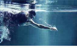 游泳抽筋的自救方法 游泳时怎么预防抽筋