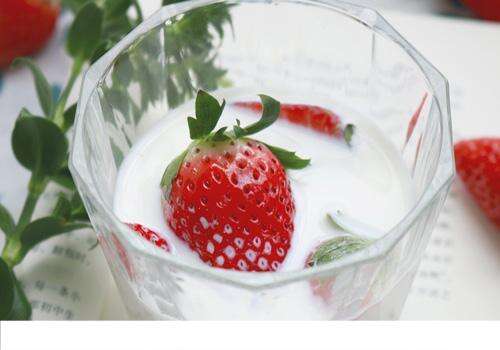 草莓为什么要用盐水泡 原来草莓是这么清洗的