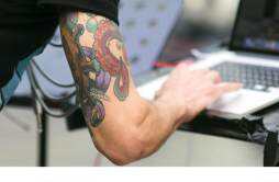 纹身贴纸怎么快速洗掉 纹身贴纸对身体有害吗