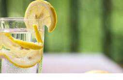 柠檬片泡水的功效和副作用 柠檬泡水喝的9大禁忌