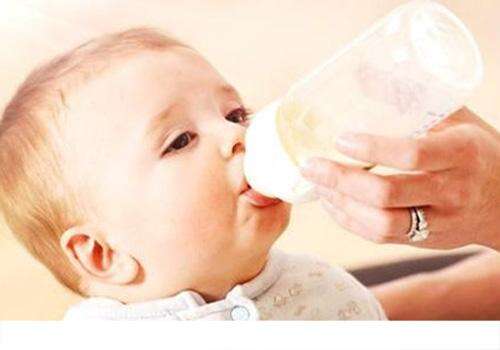 宝宝吃奶抽搐是什么原因 宝宝吃奶时抽搐怎么办