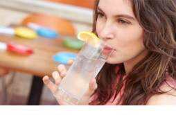 喝柠檬水可以缓解孕吐吗 孕妇喝柠檬水能缓解孕吐吗