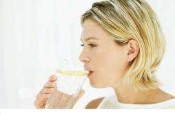 产后能喝水吗 产妇坐月子要限制水分摄取？喝水不足母乳质量不行！