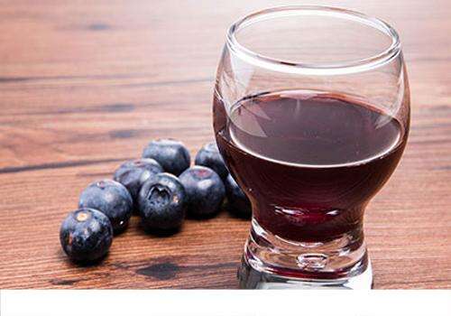蓝莓泡酒有什么功效 润肠、降脂、美颜！
