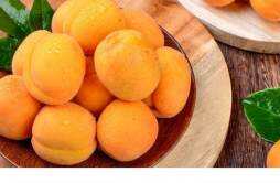 杏子和黄桃可以一起吃吗 杏子和酸奶同食难受