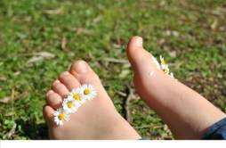 大脚指甲变厚变黄是怎么回事 脚趾甲变厚发黄是癌症