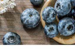 吃蓝莓大便是墨绿色的正常吗 吃蓝莓对眼睛好吗