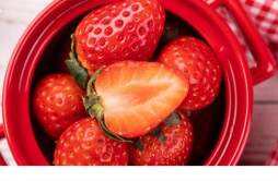 酸草莓怎么变甜 草莓红了为什么吃起来是酸的