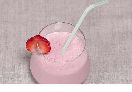榨汁机怎么做草莓奶昔 草莓牛奶怎么做好喝 不用榨汁机