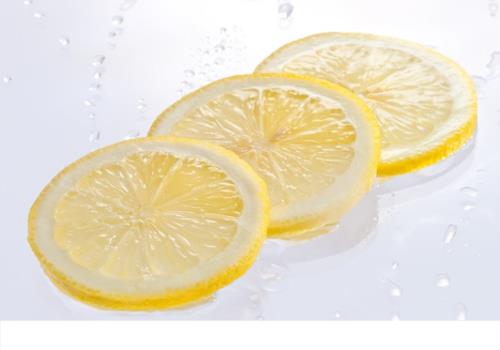 柠檬敷脸的正确方法 柠檬片可以直接敷脸吗