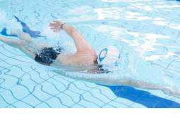 自由泳和蛙泳哪个更塑形 游泳减肥要注意什么