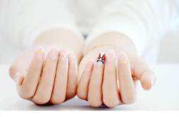 手指指甲边缘一按就疼 甲沟炎的家里治疗方法