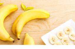 香蕉与什么水果榨汁好 香蕉榨汁变黑还能喝吗