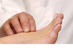 脚趾甲变厚是什么原因 什么原因导致脚趾甲变厚
