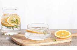 柠檬泡水用干的好还是用鲜的好 柠檬用多少度的水冲泡