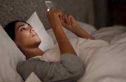 睡觉手机别作伴！ 3坏处影响睡眠品质