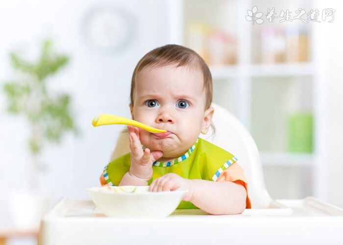 新生儿吃手是什么原因