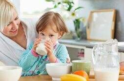 发烧可以喝牛奶吗？发烧应该注意什么？
