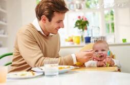 【如何防止给宝宝过度喂养】母乳喂养的宝宝多大添加辅食