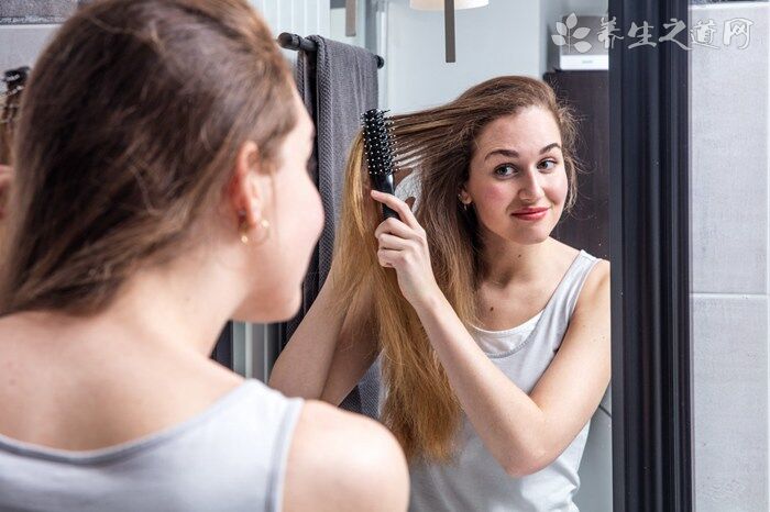 【怎么洗头发更健康】洗发争议：晚上还是早上洗头更健康