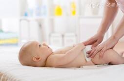 婴儿抚触对宝宝的好处_婴儿抚触对宝宝的益处