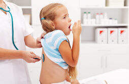 宝宝咳嗽容易得肺炎吗 小孩肺炎的原因有哪些