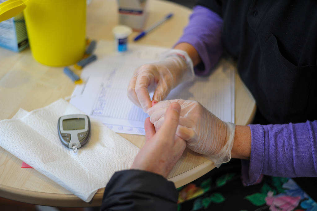 糖尿病患者该如何监测血糖 血糖仪器的正确使用方法