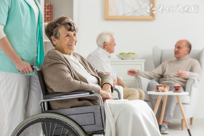 老年人轮椅怎么使用