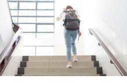 爬楼梯消耗的热量 爬楼梯消耗的热量是跑步的几倍