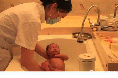 新生儿洗澡后稍按摩