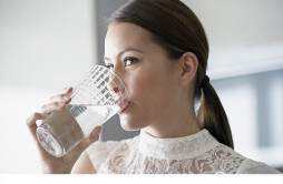 早晨起床喝水促进肠胃蠕动 早上起床喝水有助于排便吗