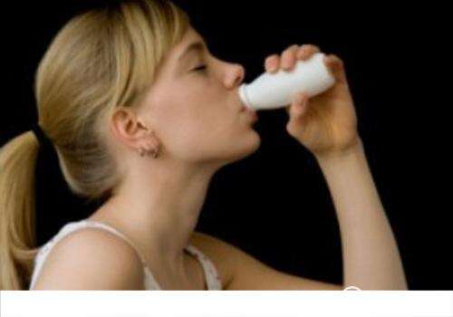 睡前酸奶炼乳丰胸方法
