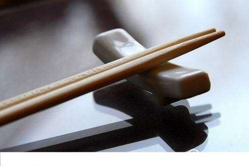 吃饭时筷子断了要怎么办