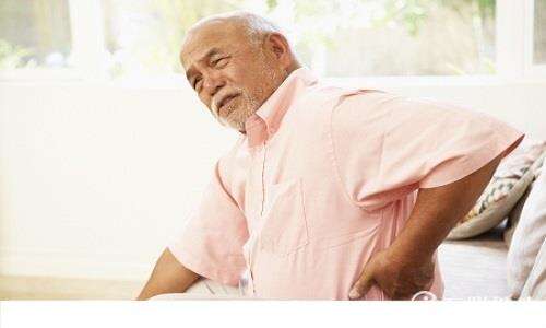 老年人骨质疏松症状：脊柱变形