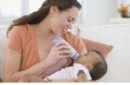 乳腺炎发烧时停止喂奶 急性乳腺炎发烧了可以继续喂奶吗