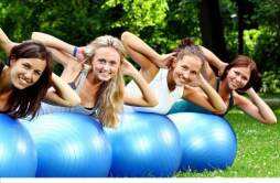 练瑜伽球注意事项 关于瑜伽球的训练动作