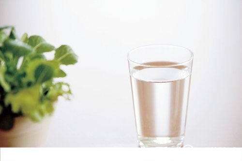 注意肌肤保水，同时每天八杯水