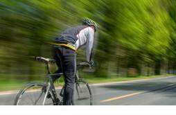 骑行和跑步哪个伤膝盖 骑单车跟跑步哪个更伤膝盖