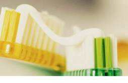 刷牙时牙膏应该沾水刷吗 刷牙的时候牙膏能沾水吗